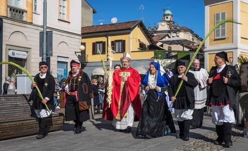 Domenica delle Palme il vescovo di Biella Roberto Farinella con soci di “Su Nuraghe”.