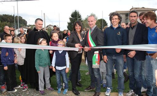 Gianluca Stesina (il secondo partendo da destra) il giorno dell'inaugurazione del campo sportivo di Vigliano lo scorso autunno Gianluca Stesina (il secondo partendo da destra) il giorno dell'inaugurazione del campo sportivo di Vigliano lo scorso autunno