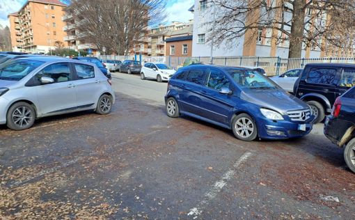 Biella, parcheggi selvaggi in via Friuli: residenti esasperati. Biella, parcheggi selvaggi in via Friuli: residenti esasperati.