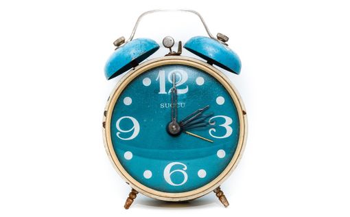 Questa notte torna l'ora solare, indietro le lancette, si dorme un'ora in più Questa notte torna l'ora solare, indietro le lancette, si dorme un'ora in più