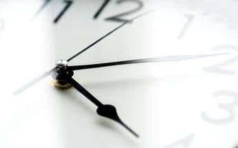 Torna l'ora solare, fra 7 giorni lancette indietro: gli effetti su salute e bollette