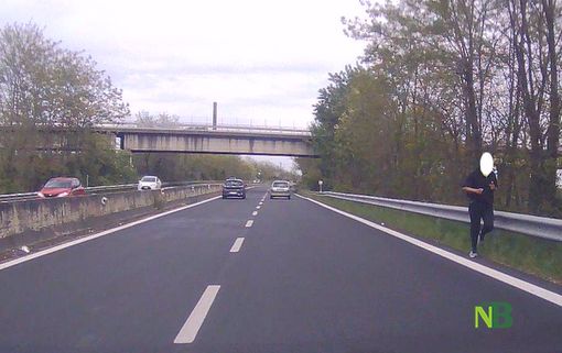 Corre in superstrada, a questo runner "puzza" la vita