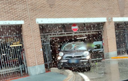 Biella: sbaglia manovra e resta incastrato nel cordolo