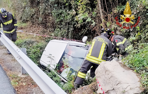Auto fuori strada a Scopa, arrivano i Vigili del Fuoco