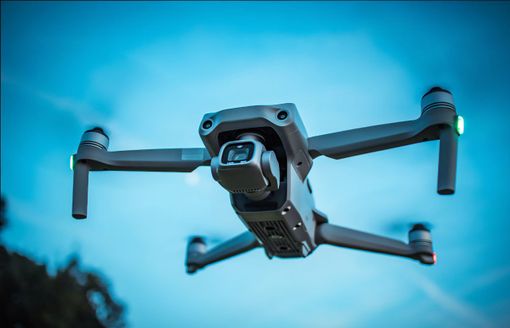 Drone in volo precipita su un'auto: lite fra conducente e genitori del giovane pilota - Foto di repertorio. Drone in volo precipita su un'auto: lite fra conducente e genitori del giovane pilota - Foto di repertorio.