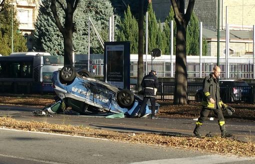 Incidente a Torino tra vettura con giocatori della Juve Primavera e auto della Polizia Cronaca del Nord Ovest Incidente a Torino tra vettura con giocatori della Juve Primavera e auto della Polizia Cronaca del Nord Ovest