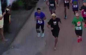 Brasile, corre una gara ubriaco e in ciabatte. Premiato con una medaglia al traguardo Brasile, corre una gara ubriaco e in ciabatte. Premiato con una medaglia al traguardo