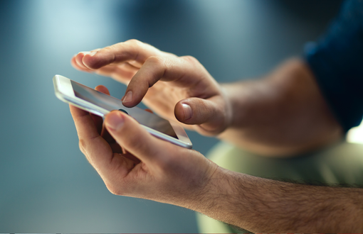 Gli sequestrano il telefono, adolescente finisce in pronto soccorso con crisi di astinenza.