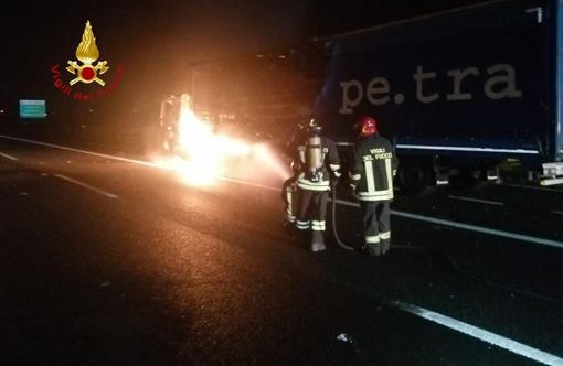 Incendio autoarticolato nella notte