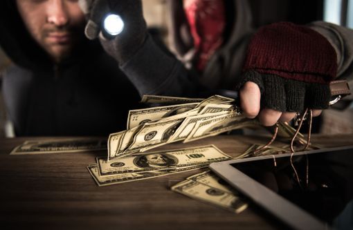 Ladri in azione a Dorzano: Nel mirino oro e quasi 3mila euro in contanti Ladri in azione a Dorzano: Nel mirino oro e quasi 3mila euro in contanti