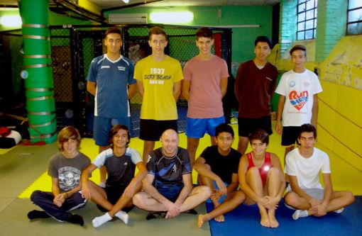 Uno degli istruttori: Basilio Tazio, e alcuni allievi dei corsi scolastici