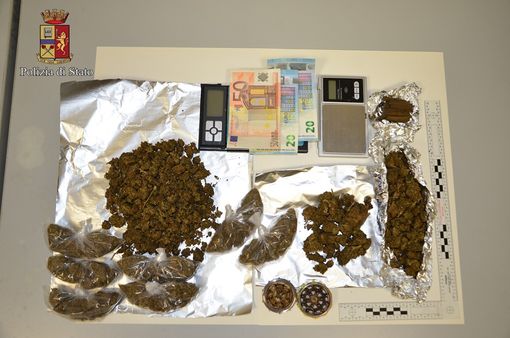 Hashish in tasca e 180 grammi di marijuana nel suo "domicilio" all'ex Macello di Biella, arrestato pakistano