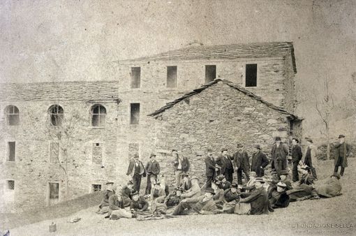 Foto d’archivio: la Trappa di Sordevolo nel 1893 - Copyright Fondazione Sella 2024. Foto d’archivio: la Trappa di Sordevolo nel 1893 - Copyright Fondazione Sella 2024.