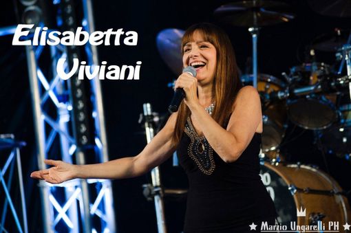 Elisabetta Viviani, donna di spettacolo e cantante, innamorata del Biellese Elisabetta Viviani, donna di spettacolo e cantante, innamorata del Biellese