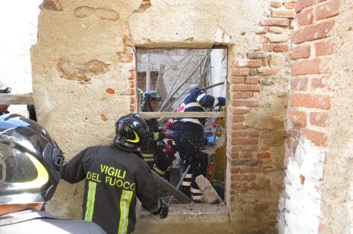 Crolla casa a Masserano in due rimangono schiacciati