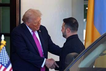 Zelensky e la giacca nera alla Casa Bianca, Trump: "Ha un bel look"