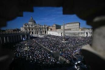 Il Papa proclama sette nuovi santi e lancia ancora un appello: "Pace in Terra Santa, Ucraina, e negli altri luoghi di guerra" Il Papa proclama sette nuovi santi e lancia ancora un appello: "Pace in Terra Santa, Ucraina, e negli altri luoghi di guerra"