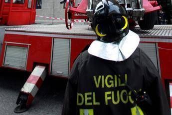 Bari, incendio in centro logistico. Fiamme alte fino a 10 metri Bari, incendio in centro logistico. Fiamme alte fino a 10 metri