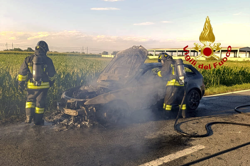 Dal Nord Ovest – Auto avvolta dalle fiamme sulla strada