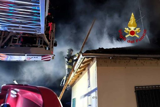 Incendio di un tetto nel vicino Vercellese, i Vigili del Fuoco evitano il peggio Incendio di un tetto nel vicino Vercellese, i Vigili del Fuoco evitano il peggio