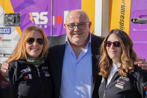 Serena Rodella e Monica Buonamano in compagnia di Francesco Perlini, pluricampione della Parigi-Dakar