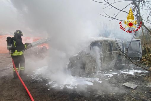 Dal Nord Ovest - Furgone avvolto dalla fiamme, incendio sulla SP31 bis
