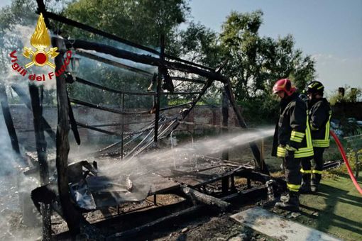 Dal Nord Ovest – Capanno in legno avvolto dalle fiamme, arrivano i Vigili del Fuoco