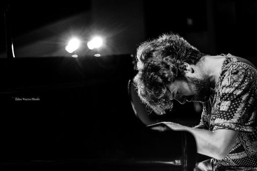 La musica di Andrea Manzoni rigorosamente al buio