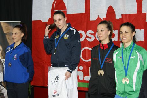 Deborah Spagnuolo sul podio (2ª da destra)