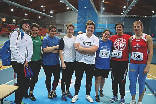 Giada Gregoletto con il numero 152, vicino alla vincitrice Chiara Rosa, insieme alle altre finaliste