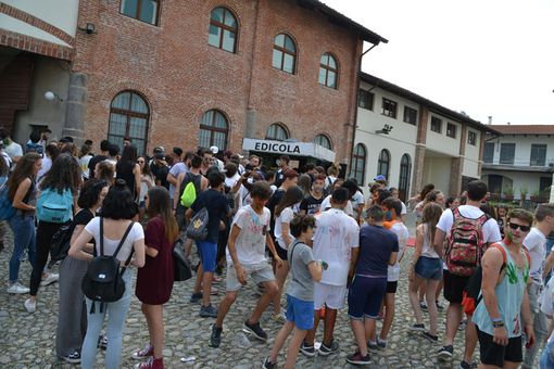 Ultimo giorno di scuola, gli studenti in corteo per le vie della città