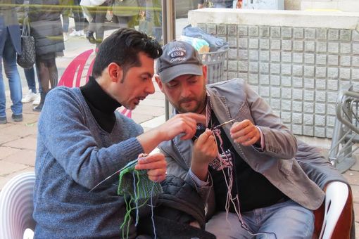 Biella: Da Giovannacci, work shop dei "Magliuomini" per Gomitolo Rosa