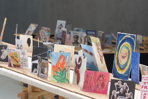 Oltre 2 mila cartoline esposte nella mostra “Cura di Sé e Cura dell’Altro: Mail Art Project”, oggi l'inaugurazione