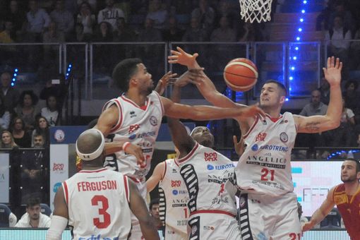 Basket: Angelico Biella in versione Halloween fa lo "scherzetto" a Latina