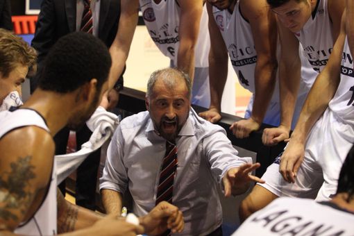 Basket - Coach Corbani per la sfida con Forlì chiede l'aiuto del pubblico