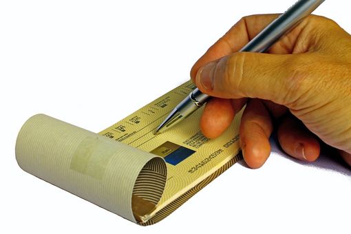 Acquistò generi alimentari con un assegno rubato Acquistò generi alimentari con un assegno rubato