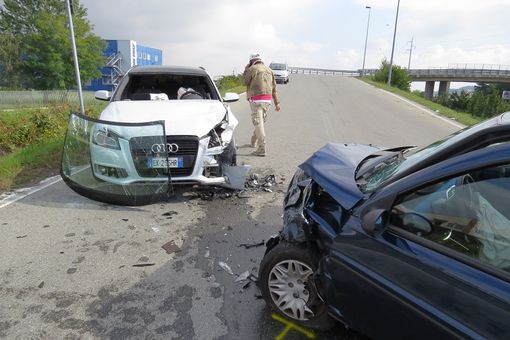 Frontale tra due auto a Vigliano