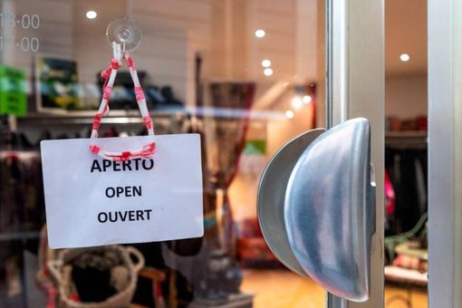 Riaprono i negozi: regole precise per abbigliamento e calzature