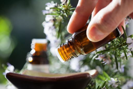 Oli essenziali: cosa sono e come possono esserti utili per affrontare lo stress quotidiano