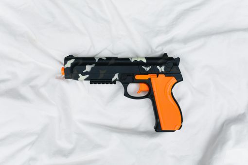 Cossato: Per strada con una pistola giocattolo spaventa i passanti che chiamano i Carabinieri Cossato: Per strada con una pistola giocattolo spaventa i passanti che chiamano i Carabinieri