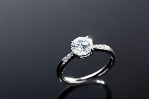 Proposta di matrimonio con solitario? Secondo una leggenda, la tradizione nasce a Torino
