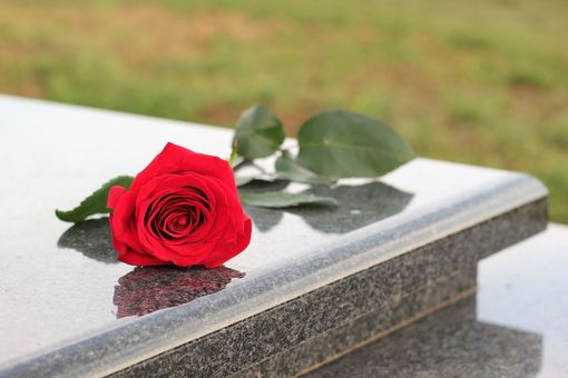 Cimitero di Pavignano, una lettrice: "Dobbiamo continuare a portarci l'acqua per i fiori da casa?" Cimitero di Pavignano, una lettrice: "Dobbiamo continuare a portarci l'acqua per i fiori da casa?"