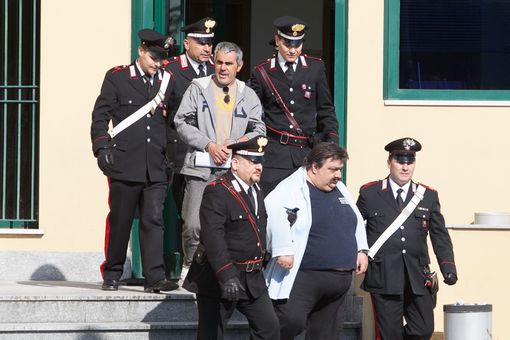 Un momento dell'arresto dei membri della banda che ha rapinato cinque volte il supermercato Unes di Dorzano Un momento dell'arresto dei membri della banda che ha rapinato cinque volte il supermercato Unes di Dorzano
