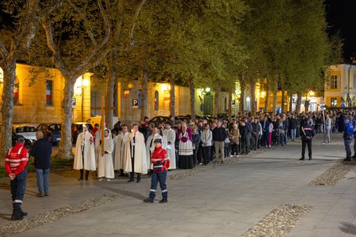 Biella, via Crucis: "La Croce di Gesù e in quelle odierne, guerra, solitudine, ingiustizie e nei drammi di tutti noi" - Foto dalla pagina fb di Roberto Farinella