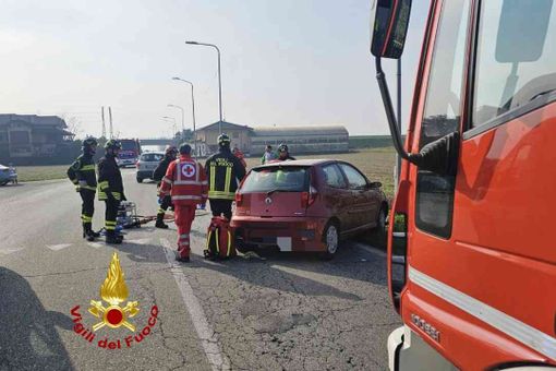 Incidente stradale a Santhià in corso 2 giugno, intervengono i Vigili del fuoco. Incidente stradale a Santhià in corso 2 giugno, intervengono i Vigili del fuoco.