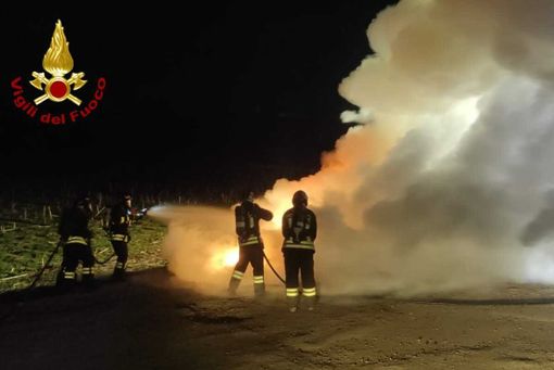 Auto in fiamme fra Biellese e Vercellese, Vigili del Fuoco in azione Auto in fiamme fra Biellese e Vercellese, Vigili del Fuoco in azione