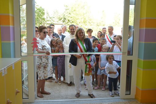 Un momento dell'inaugurazione della scuola dell'infanzia statale