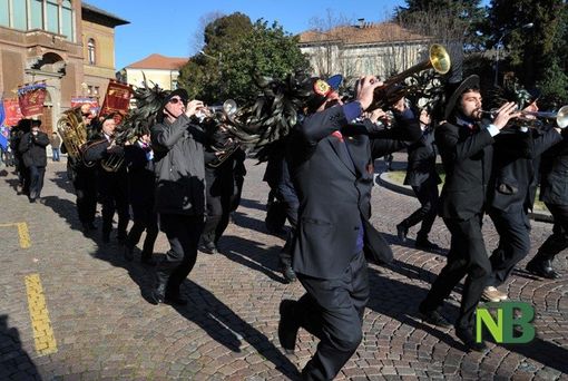 Bersaglieri: Befana Cremisi con compleanno speciale