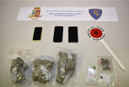 Arrestati dalla Polizia stradale due giovani spacciatori. Sequestrati 300 grammi di marijuana e altra droga Arrestati dalla Polizia stradale due giovani spacciatori. Sequestrati 300 grammi di marijuana e altra droga