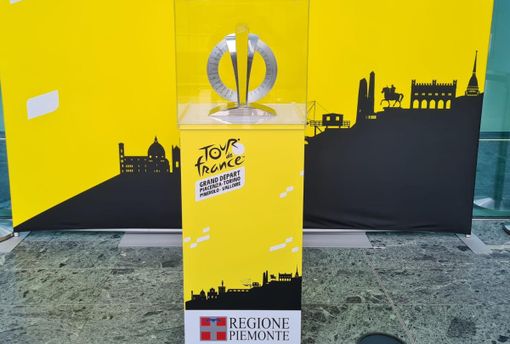 Il trofeo della “Grand Départ” del Tour de France al grattacielo della Regione Il trofeo della “Grand Départ” del Tour de France al grattacielo della Regione
